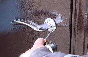 Замена дверной ручки металлической двери в Брянске