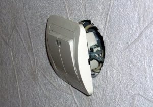 Замена выключателя света в квартире в Брянске