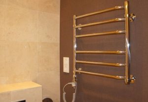 Установка электрического полотенцесушителя в ванной в Брянске